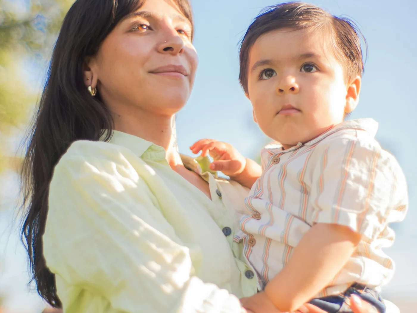 Mamá con su bebé en el parque: la consulta es para toda la familia